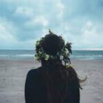 Photo woman on the beach with a flower crown