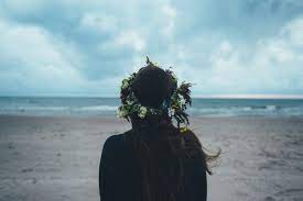 Photo woman on the beach with a flower crown